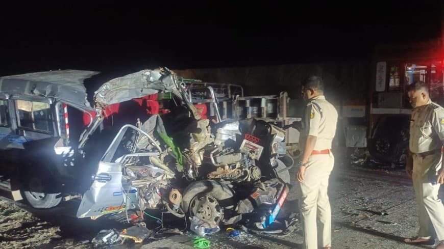 कर्नाटक: कार और लॉरी की टक्कर... हादसे में पांच लोगों की मौत... वाहन के उड़ गए परखच्चे कर्नाटक: कार और लॉरी की टक्कर... हादसे में पांच लोगों की मौत... वाहन के उड़ गए परखच्चे