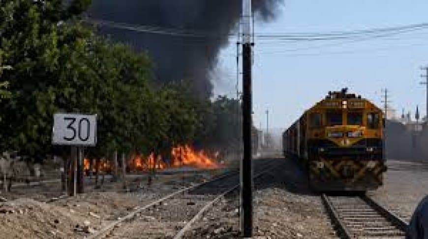 Quetta Train Blast: बलूचिस्तान में जाफर एक्सप्रेस पर आत्मघाती हमला, 30 की मौत और 82 जख्मी Quetta Train Blast: बलूचिस्तान में जाफर एक्सप्रेस पर आत्मघाती हमला, 30 की मौत और 82 जख्मी