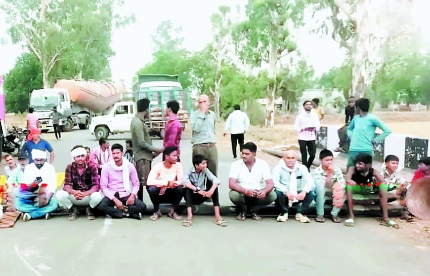 क्योंटी कैनाल में पानी न मिलने पर किसानों ने सड़क जाम कर जताया आक्रोश क्योंटी कैनाल में पानी न मिलने पर किसानों ने सड़क जाम कर जताया आक्रोश