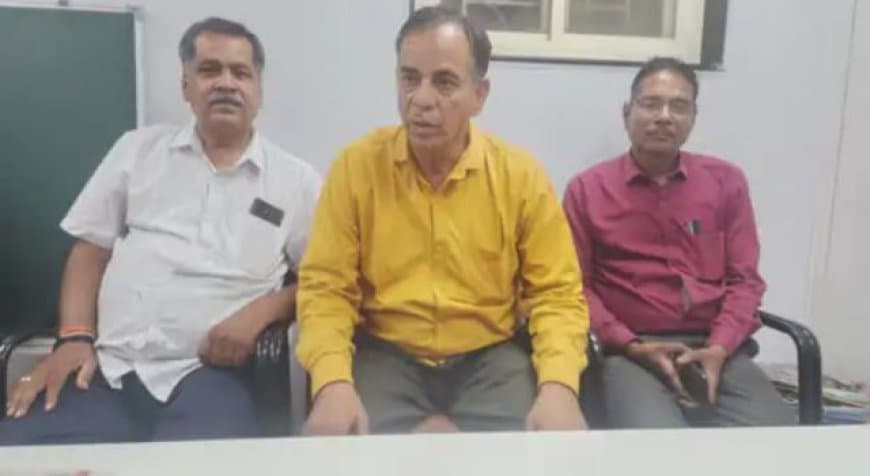 Indore Lokayukta Police Trap: इंदौर में 10 हजार की रिश्वत लेते सरकारी स्कूल का प्राचार्य गिरफ्तार घूसखोर प्राचार्य प पीली शर्ट में