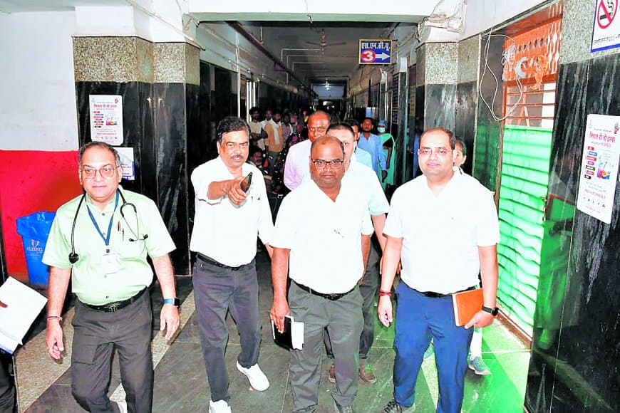 उप संचालक ने पांच घंटे निरीक्षण कर परखी जिला अस्पताल की व्यवस्थाएं बारीकी से उप संचालक ने पांच घंटे निरीक्षण कर परखी जिला अस्पताल की व्यवस्थाएं बारीकी से