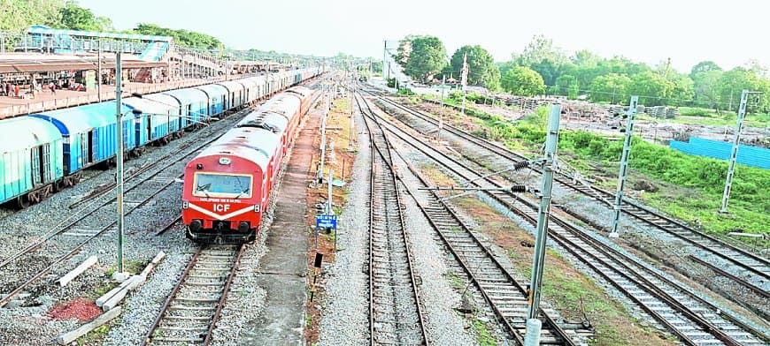 रफ्तार भरती ट्रेनों के साथ उड़ेंगे ड्रोन, पत्थरबाजों और रील बनाने वालों की हो सकेगी पहचान रफ्तार भरती ट्रेनों के साथ उड़ेंगे ड्रोन, पत्थरबाजों और रील बनाने वालों की हो सकेगी पहचान