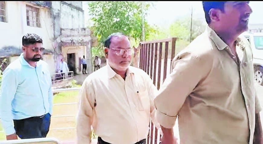 जनजातीय कार्य विभाग का स्थापना प्रभारी 5 हजार रुपये लेते रंगे हाथ ट्रैप जनजातीय कार्य विभाग का स्थापना प्रभारी 5 हजार रुपये लेते रंगे हाथ ट्रैप