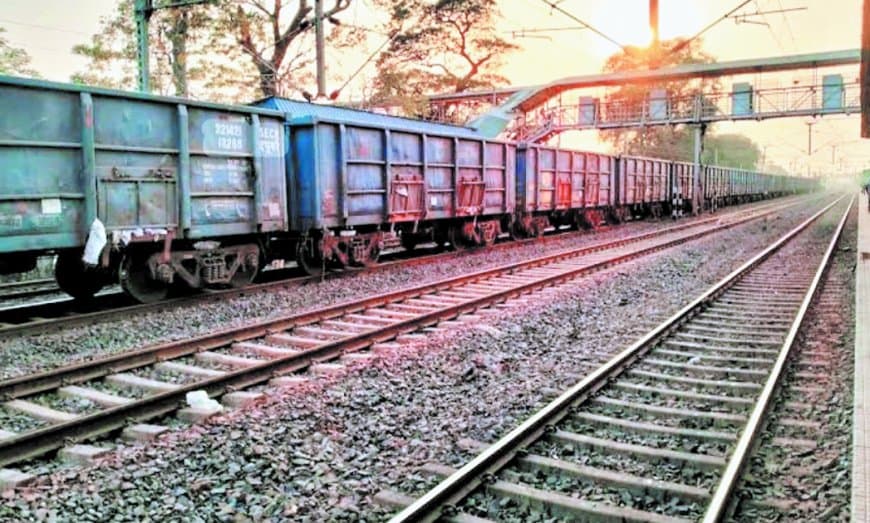 दौड़ती मालगाड़ी दो हिस्सों में बंटी, सुरक्षित रेल संचालन पर सवाल गहरे दौड़ती मालगाड़ी दो हिस्सों में बंटी, सुरक्षित रेल संचालन पर सवाल गहरे