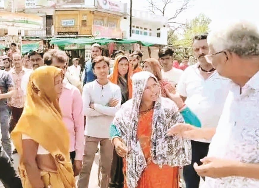 15 दिनों से पानी को तरसे ग्रामीण खाली बर्तनों के साथ किया चक्काजाम 15 दिनों से पानी को तरसे ग्रामीण खाली बर्तनों के साथ किया चक्काजाम