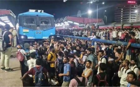 बिहार में बवाल: स्टेशन पर तोड़फोड़-पथराव... उपद्रवियों ने रोकी ट्रेन.... पुलिस ने दागे आंसू गैस के गोले