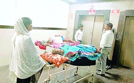सुपर स्पेशलिटी में मरीजों को पेड सर्विस मिलती है लेकिन स्ट्रेचर का धक्का परिजन लगाते हैं सुपर स्पेशलिटी में मरीजों को पेड सर्विस मिलती है लेकिन स्ट्रेचर का धक्का परिजन लगाते हैं