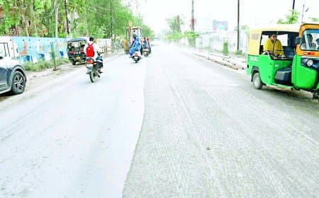 दो साल बाद शुरू सड़क निर्माण, गुणवत्ता और प्रक्रिया पर सवाल दो साल बाद शुरू सड़क निर्माण, गुणवत्ता और प्रक्रिया पर सवाल