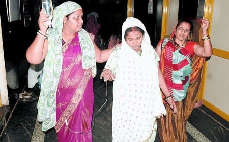 जिला अस्पताल में स्ट्रेचर संकट, गर्भवती को पैदल पहुंचना पड़ा लेबर रूम