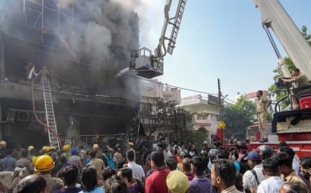 लखनऊ अग्निकांड: 7 घंटे चला पीएम... 15 शव परिजनों को सौंपे... एसआईटी टीम पहुंची... इमारत सील लखनऊ अग्निकांड: 7 घंटे चला पीएम... 15 शव परिजनों को सौंपे... एसआईटी टीम पहुंची... इमारत सील