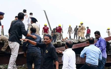 कोलकाता: तारातला में बड़ा हादसा: निर्माणाधीन गोदाम की छत ढही, मलबे में दबे कई मजदूर कोलकाता: तारातला में बड़ा हादसा: निर्माणाधीन गोदाम की छत ढही, मलबे में दबे कई मजदूर