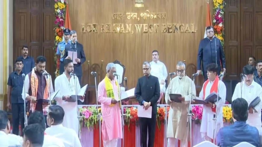 शुभेंदु कैबिनेट का अब बढ़ गया कुनबा... बंगाल भाजपा के 35 विधायकों ने ली मंत्रियों ने पद शपथ शुभेंदु कैबिनेट का अब बढ़ गया कुनबा... बंगाल भाजपा के 35 विधायकों ने ली मंत्रियों ने पद शपथ