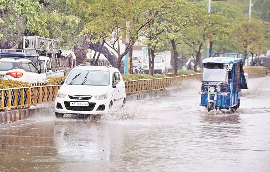 जरा सी बारिश में डूबा सतना, जलभराव और बिजली संकट से त्रस्त शहर जरा सी बारिश में डूबा सतना, जलभराव और बिजली संकट से त्रस्त शहर