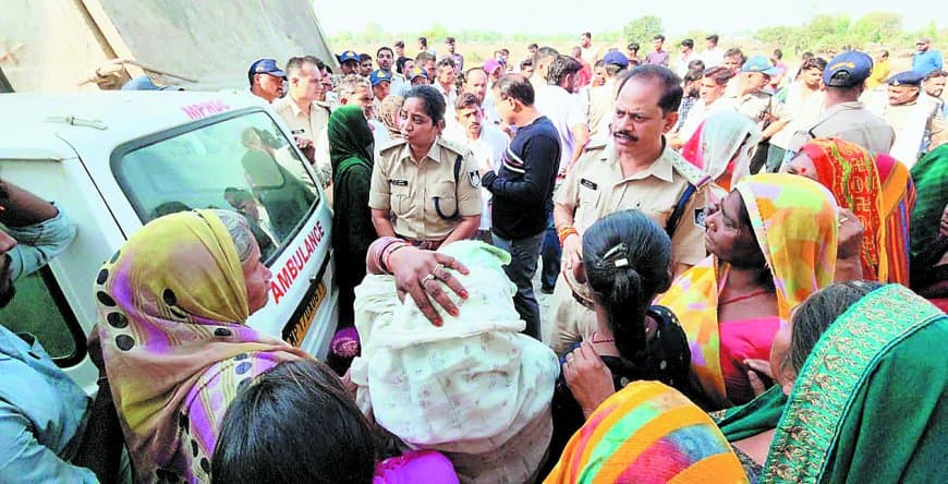 डंपर की चपेट में गार्ड की मौत, मुआवजे की मांग पर चक्काजाम डंपर की चपेट में गार्ड की मौत, मुआवजे की मांग पर चक्काजाम