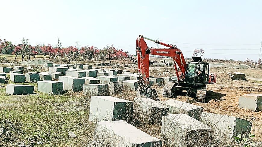 खड़ौरा खदान में नियम ताक पर, ब्लास्टिंग से दहशत में ग्रामीण खड़ौरा खदान में नियम ताक पर, ब्लास्टिंग से दहशत में ग्रामीण