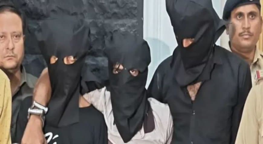 इंदौर जैन मंदिर चोरी मामला: तेलंगाना से 3 और आरोपी गिरफ्तार, जमीन से बरामद हुईं मूर्तियां इंदौर जैन मंदिर चोरी मामला: तेलंगाना से 3 और आरोपी गिरफ्तार, जमीन से बरामद हुईं मूर्तियां