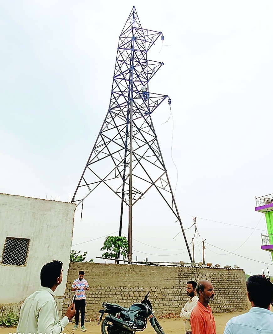 अतिक्रमण हटाने पहुंची टीम, विरोध में हाईटेंशन टावर पर चढ़ा युवक अतिक्रमण हटाने पहुंची टीम, विरोध में हाईटेंशन टावर पर चढ़ा युवक