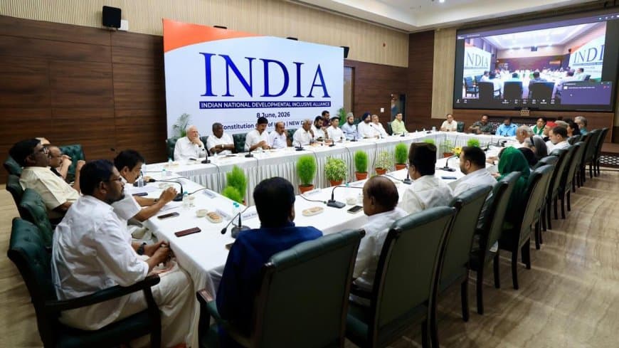 विपक्षी गठबंधन की बैठक में जुटे 23 दल, AAP और DMK ने किया किनारा; राहुल विरोधी पोस्टर से मचा बवाल विपक्षी गठबंधन की बैठक में जुटे 23 दल, AAP और DMK ने किया किनारा; राहुल विरोधी पोस्टर से मचा बवाल