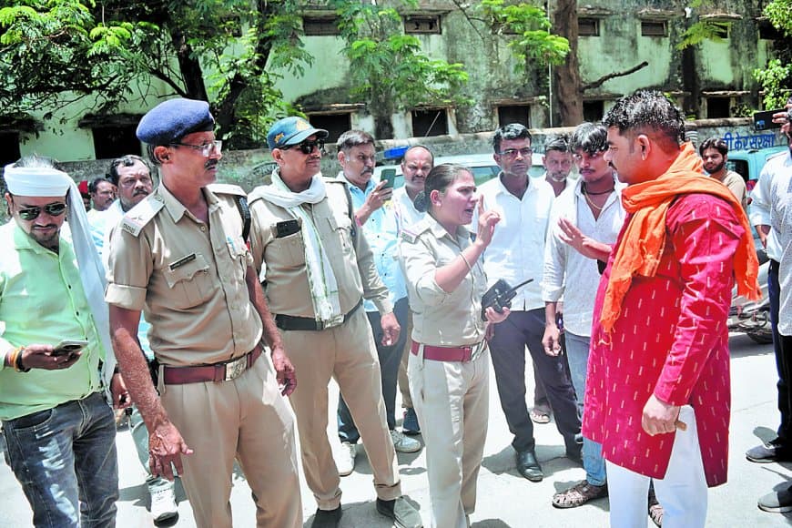 जिला अस्पताल मार्ग से अतिक्रमण हटाने की कार्रवाई, फिर लौटे अवैध ठेले जिला अस्पताल मार्ग से अतिक्रमण हटाने की कार्रवाई, फिर लौटे अवैध ठेले