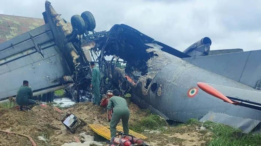 असम: भारतीय वायुसेना का विमान एएन-32 क्रैश, पांच जवान शहीद असम: भारतीय वायुसेना का विमान एएन-32 क्रैश, पांच जवान शहीद