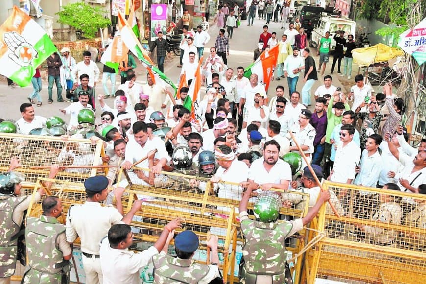 भाजपा कार्यालय घेराव में बवाल, वाटर कैनन से खदेड़े गए युवक कांग्रेस कार्यकर्ता भाजपा कार्यालय घेराव में बवाल, वाटर कैनन से खदेड़े गए युवक कांग्रेस कार्यकर्ता