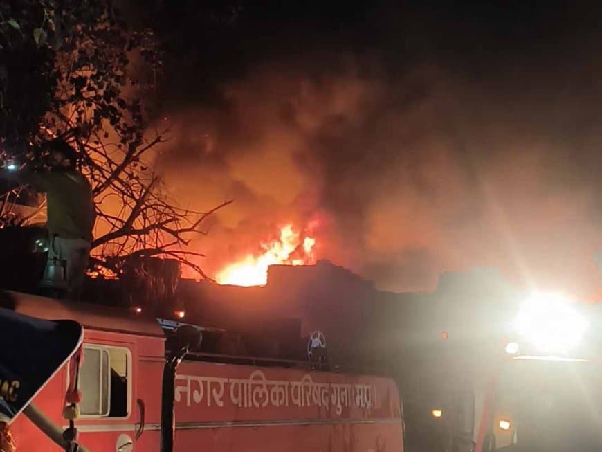 मध्यप्रदेश: गुना की पाइप फैक्टरी में लगी आग, दूर-दूर तक दिखा धुएं का गुबार... 75 लाख का सामान खाक मध्यप्रदेश: गुना की पाइप फैक्टरी में लगी आग, दूर-दूर तक दिखा धुएं का गुबार... 75 लाख का सामान खाक