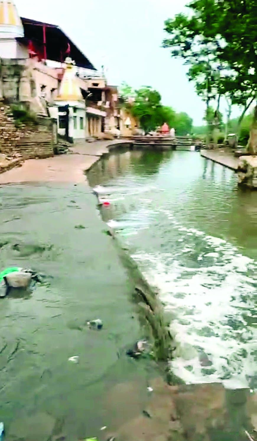 पहली बारिश में उफना सीवर, मंदाकिनी में मिला गंदा पानी सीधे पहली बारिश में उफना सीवर, मंदाकिनी में मिला गंदा पानी सीधे