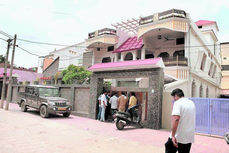 रीवा में ईडी की दबिश, चार संविदाकारों के ठिकानों पर जांच जारी रीवा में ईडी की दबिश, चार संविदाकारों के ठिकानों पर जांच जारी