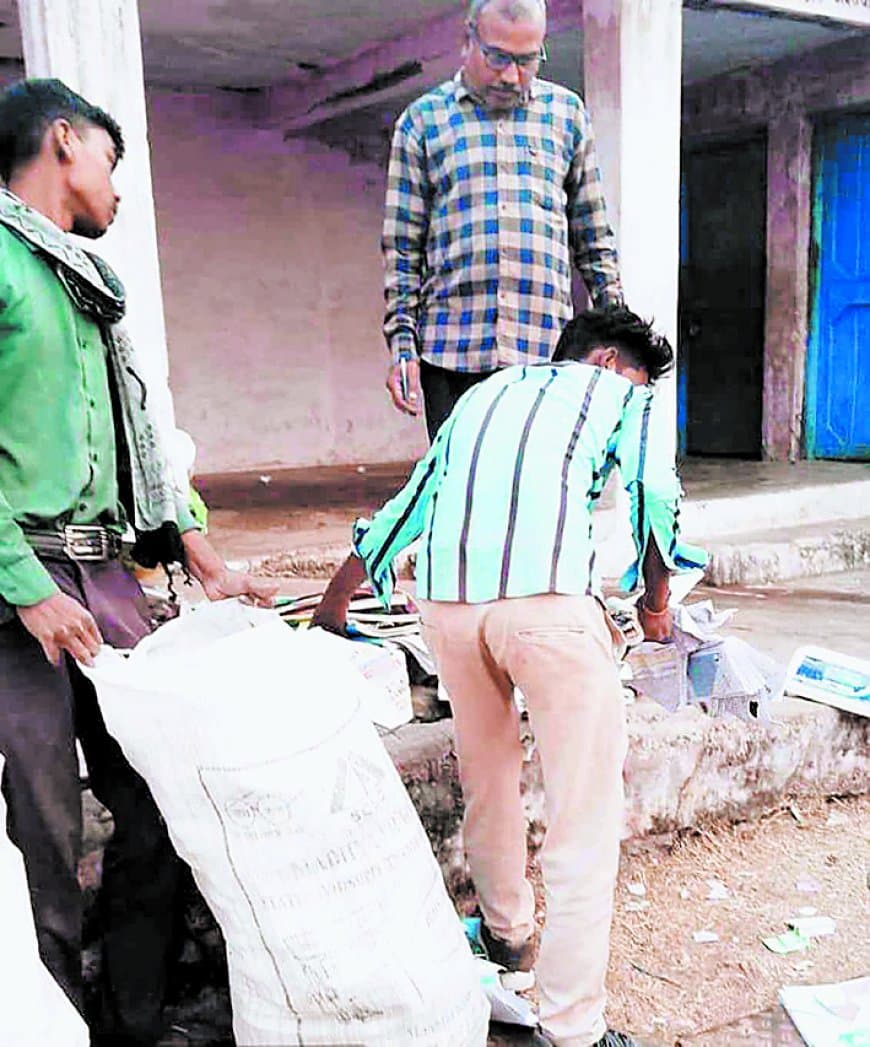 बच्चों की मुफ्त किताबें कबाड़ में बिकीं, स्कूल प्रबंधन पर गंभीर आरोप बच्चों की मुफ्त किताबें कबाड़ में बिकीं, स्कूल प्रबंधन पर गंभीर आरोप