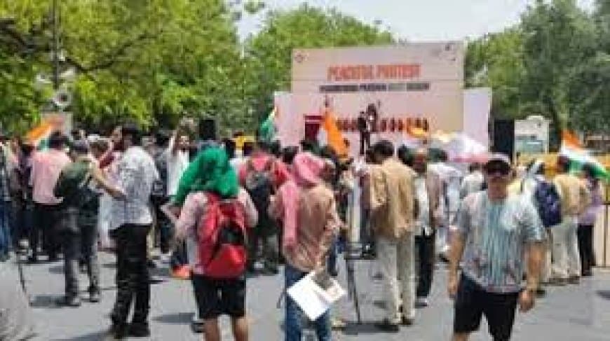 NEET पेपर लीक: दिल्ली के जंतर-मंतर पर CJP का 'थाली बजाओ' प्रदर्शन, शिक्षा मंत्री के इस्तीफे पर अड़े प्रदर्शनकारी NEET पेपर लीक: दिल्ली के जंतर-मंतर पर CJP का 'थाली बजाओ' प्रदर्शन, शिक्षा मंत्री के इस्तीफे पर अड़े प्रदर्शनकारी