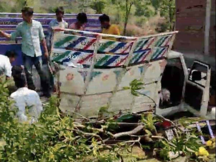 मध्यप्रदेश में हादसा: छिंदवाड़ा में ट्रक-पिकअप की भीषण टक्कर, 5 लोगों की मौत... वाहन के उड़ गए परखच्चे मध्यप्रदेश में हादसा: छिंदवाड़ा में ट्रक-पिकअप की भीषण टक्कर, 5 लोगों की मौत... वाहन के उड़ गए परखच्चे