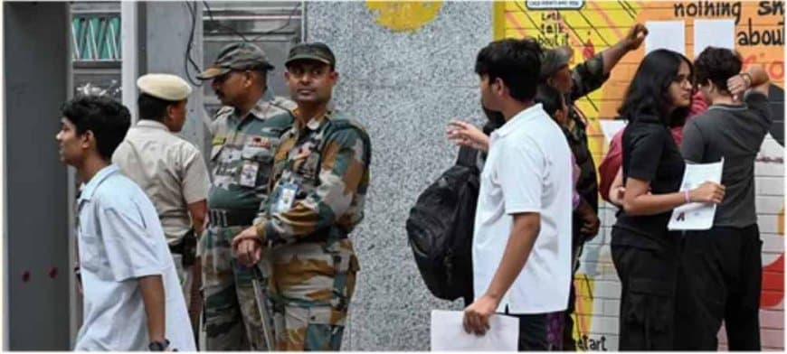 बिहार: नीट री-एग्जाम में सेंध... सॉल्वर गैंग का भंडाफोड़... 30 गिरफ्तार, हर छात्र से 10-12 लाख में हुआ था सौदा बिहार: नीट री-एग्जाम में सेंध... सॉल्वर गैंग का भंडाफोड़... 30 गिरफ्तार, हर छात्र से 10-12 लाख में हुआ था सौदा