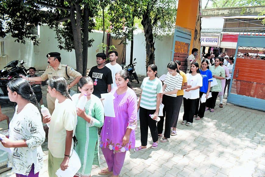 नीट री-एग्जाम में फिजिक्स ने बढ़ाई चुनौती, केंद्र अव्यवस्था से छात्र परेशान नीट री-एग्जाम में फिजिक्स ने बढ़ाई चुनौती, केंद्र अव्यवस्था से छात्र परेशान