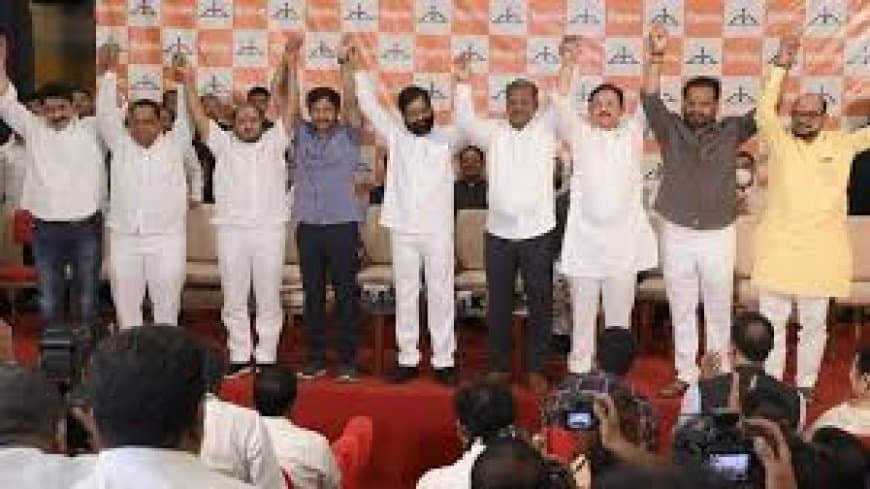 महाराष्ट्र में शिवसेना में बड़ी टूट: उद्धव ठाकरे गुट के 6 सांसद शिंदे गुट में शामिल महाराष्ट्र में शिवसेना में बड़ी टूट: उद्धव ठाकरे गुट के 6 सांसद शिंदे गुट में शामिल