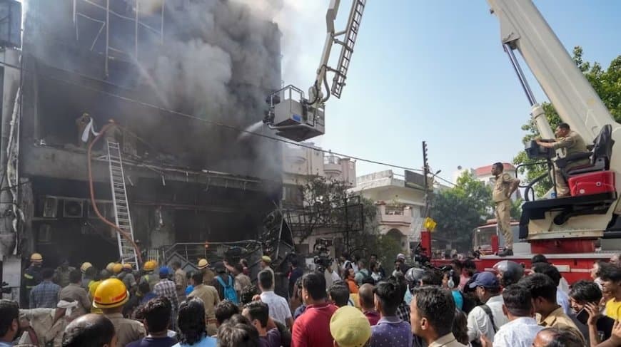 लखनऊ अग्निकांड: 7 घंटे चला पीएम... 15 शव परिजनों को सौंपे... एसआईटी टीम पहुंची... इमारत सील लखनऊ अग्निकांड: 7 घंटे चला पीएम... 15 शव परिजनों को सौंपे... एसआईटी टीम पहुंची... इमारत सील