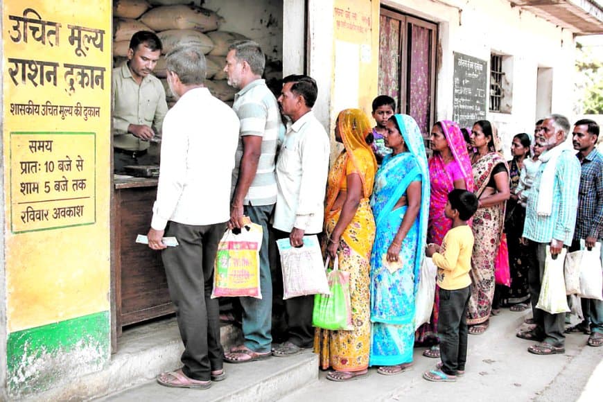 पीडीएस वितरण में प्रगति, फिर भी सैकड़ों दुकानों पर अधूरा राशन पीडीएस वितरण में प्रगति, फिर भी सैकड़ों दुकानों पर अधूरा राशन