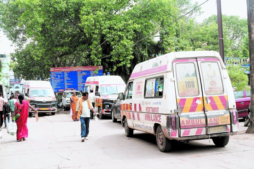 जिला अस्पताल में फिर अव्यवस्था, एम्बुलेंस पार्किंग आदेश बेअसर साबित हुए जिला अस्पताल में फिर अव्यवस्था, एम्बुलेंस पार्किंग आदेश बेअसर साबित हुए