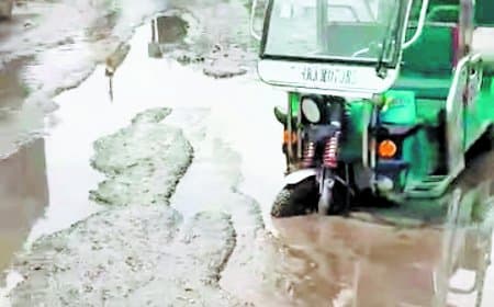 अमिलिया-गड़ाखाड़ मार्ग गड्ढों में तब्दील, कोल वाहनों से बढ़ा हादसों का लगातार खतरा गंभीर