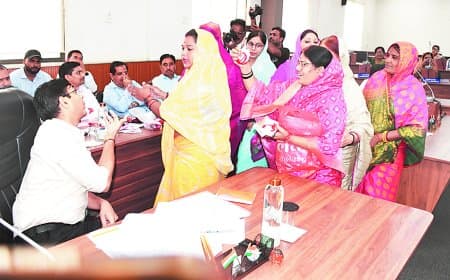 विशेष सम्मेलन में हंगामा, भाजपा का वॉकआउट, उप आयुक्त को भेंट कीं चूड़ियां, कार्यवाही स्थगित विशेष सम्मेलन में हंगामा, भाजपा का वॉकआउट, उप आयुक्त को भेंट कीं चूड़ियां, कार्यवाही स्थगित