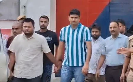 अयोध्या राम मंदिर दान घोटाला: पुलिस को मिली फर्जी रसीद बुक, SIT ने आयोजनों के खर्च की जांच शुरू की अयोध्या राम मंदिर दान घोटाला: पुलिस को मिली फर्जी रसीद बुक, SIT ने आयोजनों के खर्च की जांच शुरू की