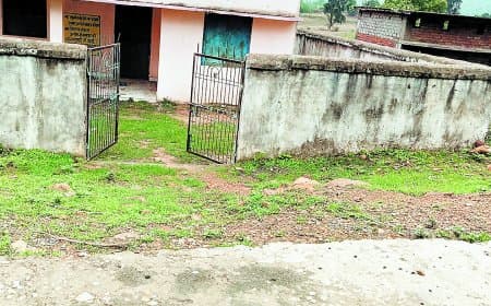 दो वर्षों से बंद आंगनबाड़ी केंद्र, अब नोटिस से विभागीय निगरानी पर उठे गंभीर सवाल दो वर्षों से बंद आंगनबाड़ी केंद्र, अब नोटिस से विभागीय निगरानी पर उठे गंभीर सवाल