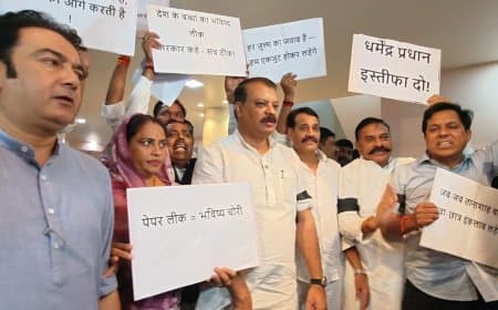 MP मानसून सत्र का तीसरा दिन : तीखा आगाज और काली पट्टी बांधकर पहुंचे विधायक MP मानसून सत्र का तीसरा दिन : तीखा आगाज और काली पट्टी बांधकर पहुंचे विधायक