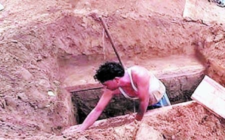 बीस दिन बाद कब्र से निकाला शव, संदिग्ध मौत मामले में हत्या की आशंका गहराई बीस दिन बाद कब्र से निकाला शव, संदिग्ध मौत मामले में हत्या की आशंका गहराई