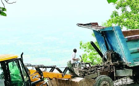 छुहिया घाटी में तेज रफ्तार ट्रक दो हिस्सों में टूटा, चालक गंभीर रूप से घायल हुआ छुहिया घाटी में तेज रफ्तार ट्रक दो हिस्सों में टूटा, चालक गंभीर रूप से घायल हुआ