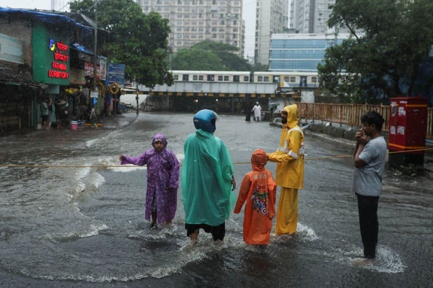 भारत: बारिश, भूस्खलन और दरकने लगे पहाड़... मुंबई पानी-पानी... हिमाचल में अब तक नौ लोगों की मौत