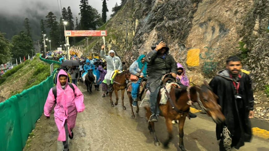 अमरनाथ यात्रा: बम-बम भोले के जयकारों से गूंजा कश्मीर... हजारों श्रद्धालु पवित्र गुफा की ओर रवाना अमरनाथ यात्रा: बम-बम भोले के जयकारों से गूंजा कश्मीर... हजारों श्रद्धालु पवित्र गुफा की ओर रवाना