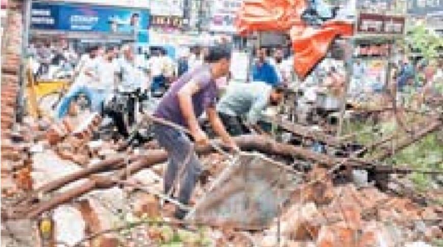 पेड़ गिरने से एमएलबी स्कूल की दीवार ढही, तीन घायल, बड़ा हादसा टला शहर में पेड़ गिरने से एमएलबी स्कूल की दीवार ढही, तीन घायल, बड़ा हादसा टला शहर में