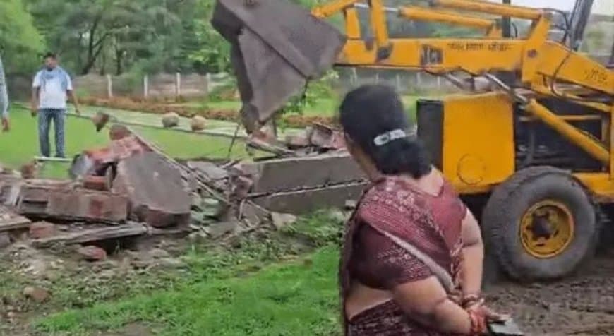 बड़े तालाब के FTL के दायरे में आने वाले अवैध फार्म हाउस- बंगलों को चली जेसीबी, 296 निर्माणों पर लटकी तलवार बड़े तालाब के FTL के दायरे में आने वाले अवैध फार्म हाउस- बंगलों को चली जेसीबी, 296 निर्माणों पर लटकी तलवार