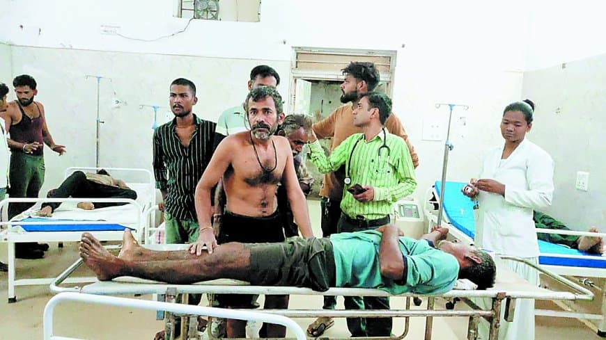 कुएं में बैल बचाने उतरे तीन ग्रामीणों की जहरीली गैस से दर्दनाक मौत, एक गंभीर घायल कुएं में बैल बचाने उतरे तीन ग्रामीणों की जहरीली गैस से दर्दनाक मौत, एक गंभीर घायल
