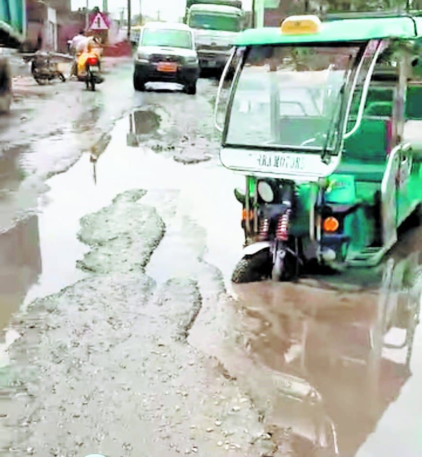 अमिलिया-गड़ाखाड़ मार्ग गड्ढों में तब्दील, कोल वाहनों से बढ़ा हादसों का लगातार खतरा गंभीर अमिलिया-गड़ाखाड़ मार्ग गड्ढों में तब्दील, कोल वाहनों से बढ़ा हादसों का लगातार खतरा गंभीर